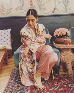Sonam Kapoor feet photo thumbnail