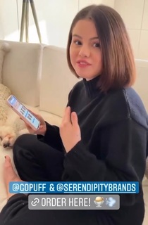 Selena Gomez feet photo thumbnail