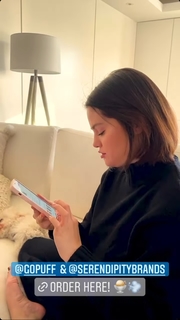 Selena Gomez feet photo thumbnail