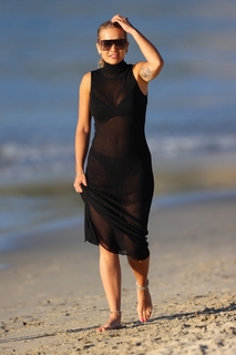 Rita Ora feet photo thumbnail