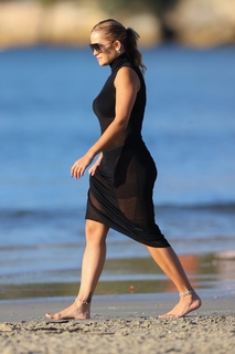 Rita Ora feet photo thumbnail