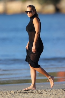 Rita Ora feet photo thumbnail