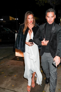 Alessandra Ambrosio feet photo thumbnail