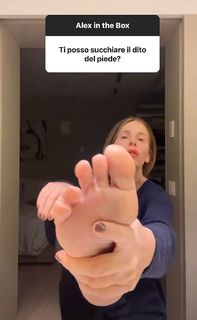 Alessia Marcuzzi feet photo thumbnail