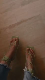 Hilary Duff feet photo thumbnail