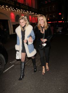 Amanda Holden feet photo thumbnail