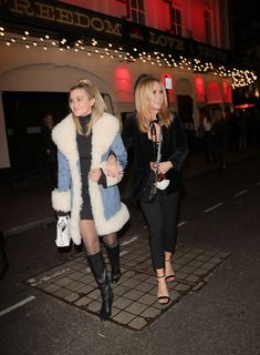 Amanda Holden feet photo thumbnail