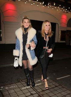 Amanda Holden feet photo thumbnail