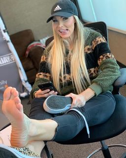 Kyle Unfug feet photo thumbnail