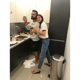 Anushka Sharma feet photo thumbnail