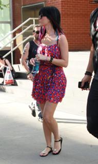 Katy Perry feet photo thumbnail