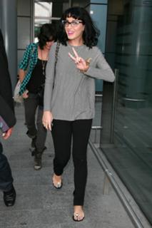 Katy Perry feet photo thumbnail