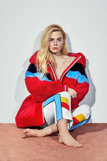 Elle Fanning feet photo thumbnail