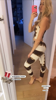 Elena Santarelli feet photo thumbnail