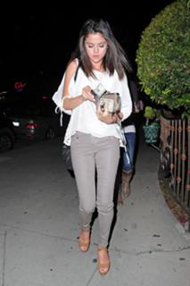 Selena Gomez feet photo thumbnail