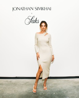 Alessandra Ambrosio feet photo thumbnail