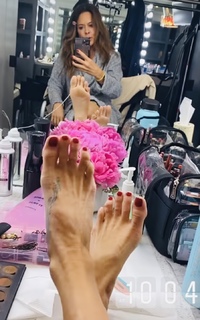 Brooke Burke feet photo thumbnail