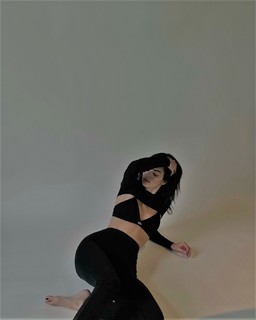 Kendall Jenner feet photo thumbnail