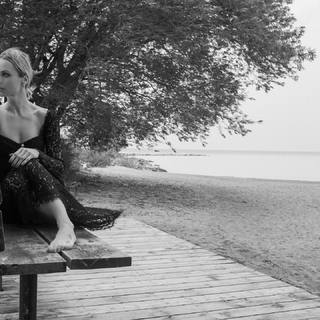 Laura Vandervoort feet photo thumbnail