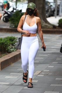 Rita Ora feet photo thumbnail
