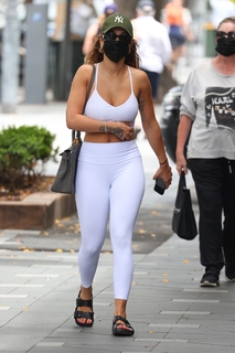 Rita Ora feet photo thumbnail