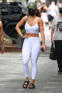 Rita Ora feet photo thumbnail