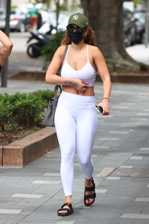 Rita Ora feet photo thumbnail
