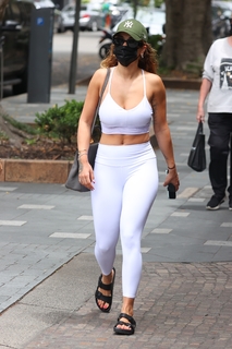 Rita Ora feet photo thumbnail