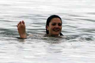 Drew Barrymore feet photo thumbnail