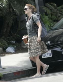 Drew Barrymore feet photo thumbnail