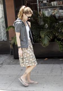 Drew Barrymore feet photo thumbnail