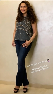 Madhuri Dixit feet photo thumbnail