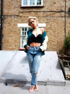 Rita Ora feet photo thumbnail