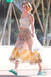Miley Cyrus feet photo thumbnail