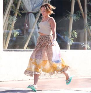 Miley Cyrus feet photo thumbnail