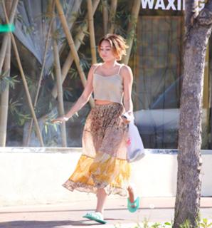 Miley Cyrus feet photo thumbnail
