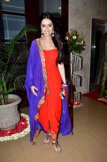 Shraddha Kapoor feet photo thumbnail