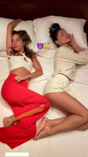 Eiza González feet photo thumbnail