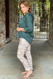 Lisa Robertson feet photo thumbnail