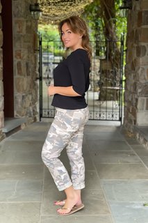 Lisa Robertson feet photo thumbnail