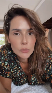 Deborah Secco feet photo thumbnail