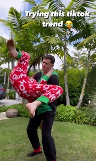 Lele Pons feet photo thumbnail