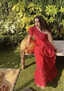 Karisma Kapoor feet photo thumbnail