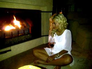 Rita Ora feet photo thumbnail