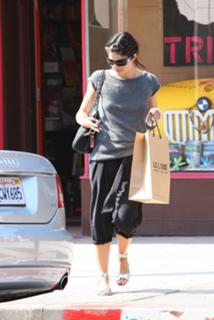 Selma Blair feet photo thumbnail