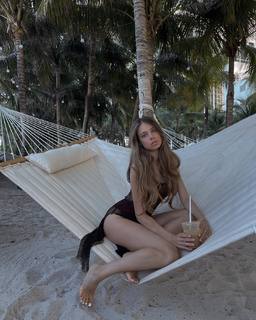 Xenia Tchoumitcheva feet photo thumbnail