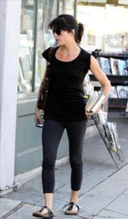 Selma Blair feet photo thumbnail