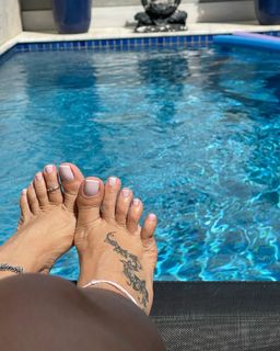 Karin Klemp feet photo thumbnail