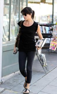 Selma Blair feet photo thumbnail