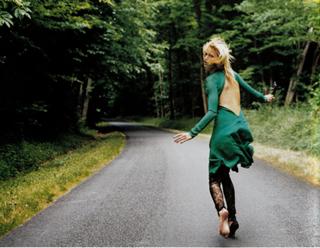 Karolina Kurkova feet photo thumbnail
